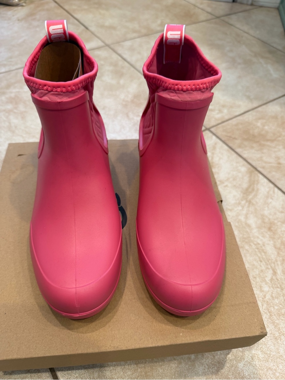 UGG CHEVONNE RIBBON RED WATERPROOF CHELSEA RAIN BOOTS WOMEN'S BOOTS SIZE US 7 - Picture 2 of 8